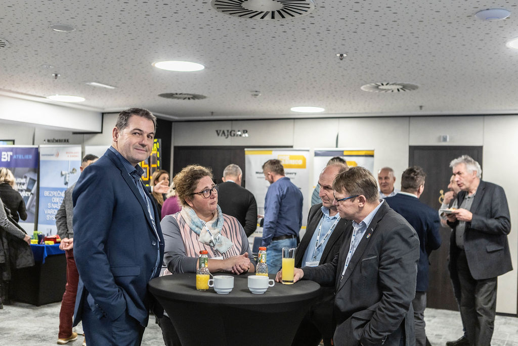 Networking u kulatých stolů během přestávky