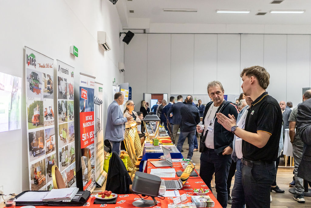 Konzultace účastníků u expozic partnerů