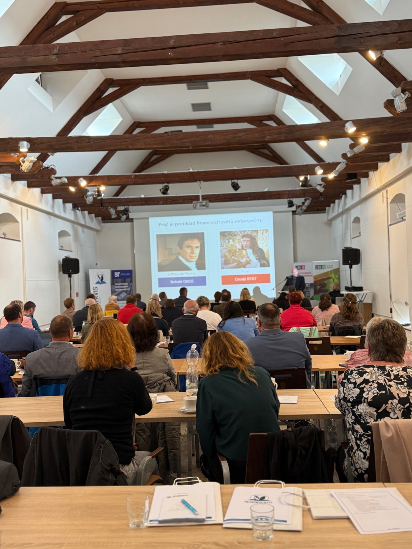 Účastníci konference v plném sále