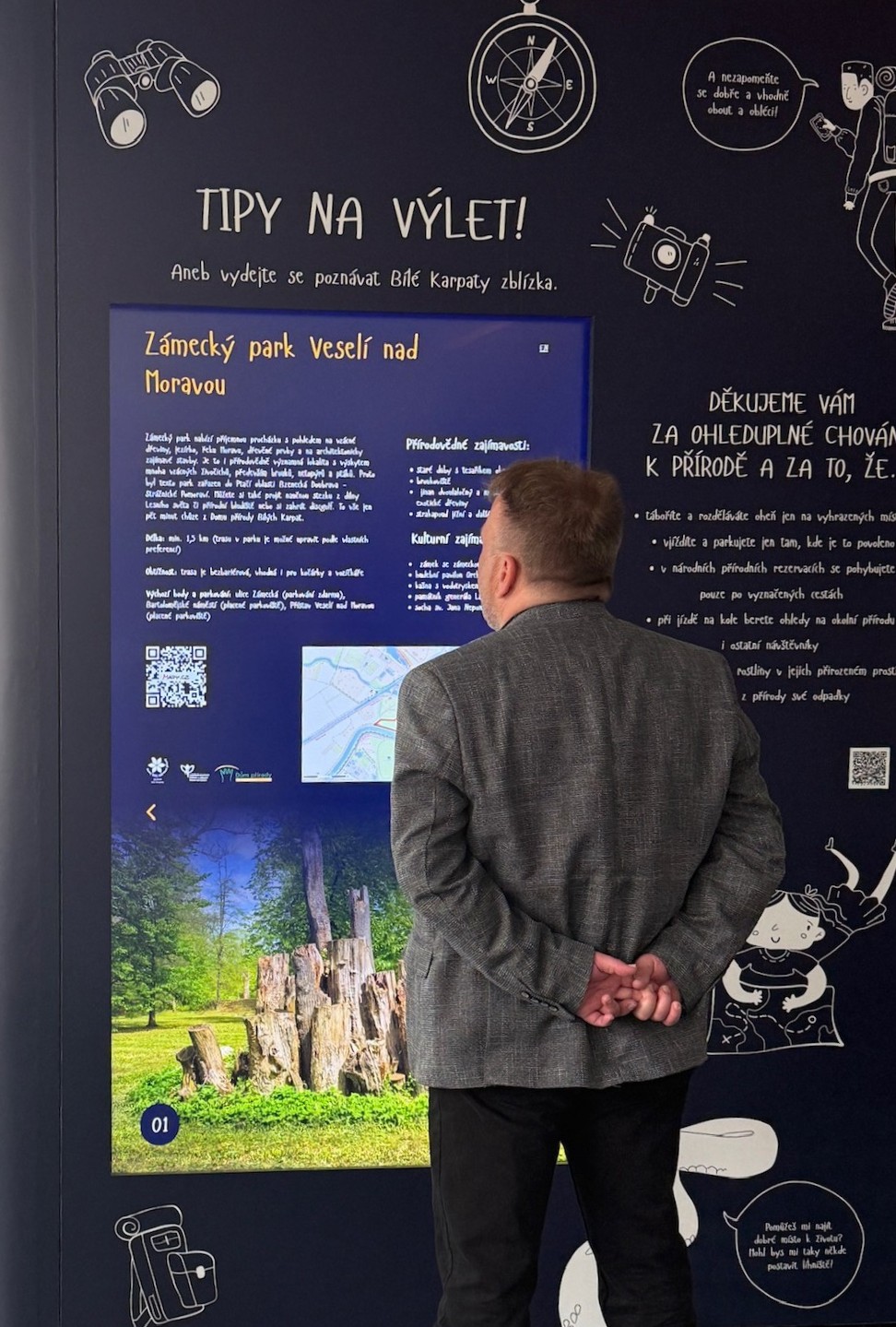 Účastník u expozice Domu přírody Bílých Karpat