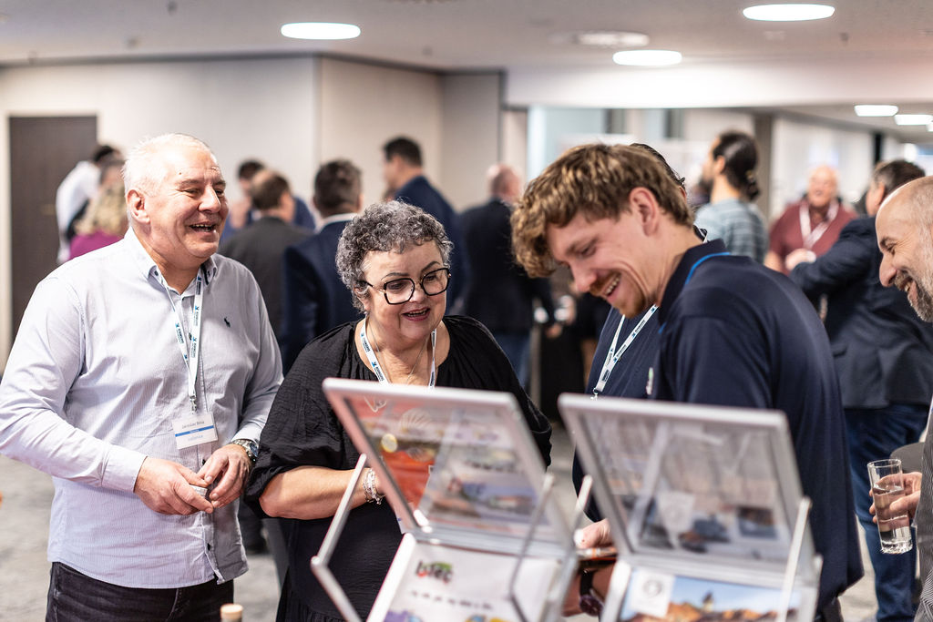 Účastníci v diskuzi u expozice partnera