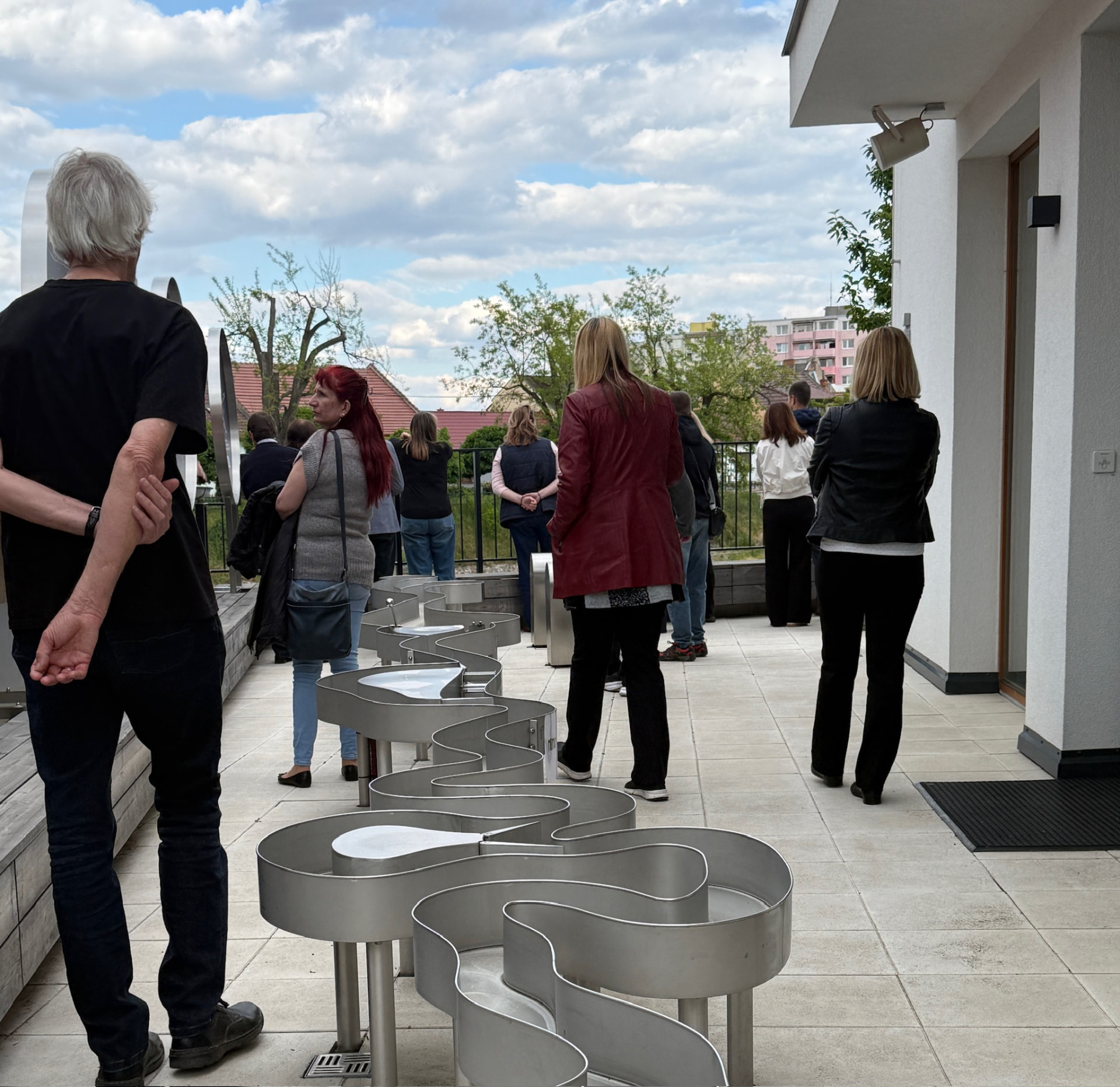 Účastníci na terase interaktivní expozice