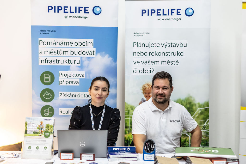 Zástupci partnera u stánku s řešeními pro vodu a energie