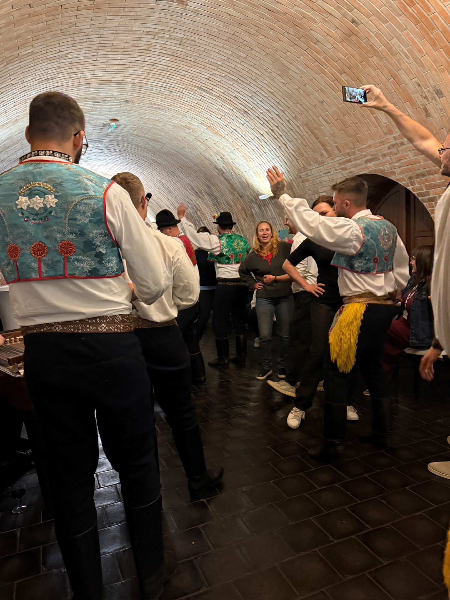 Folklorní vystoupení ve vinném sklepě