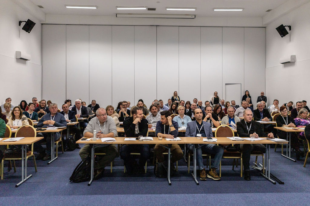 Účastníci konference v sále během odborného bloku